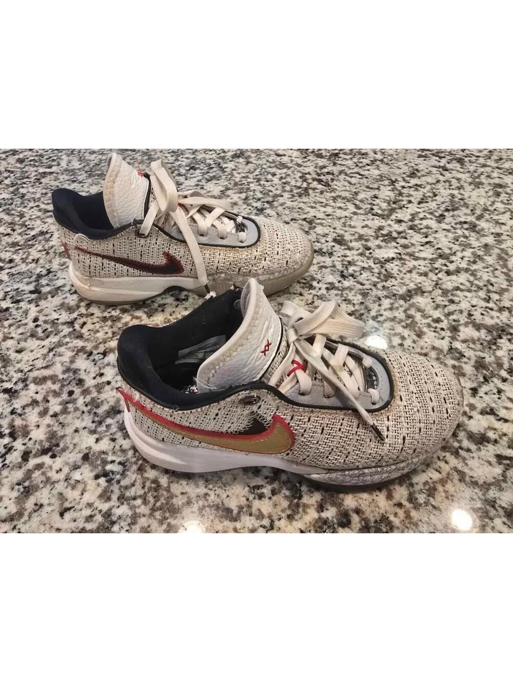 Nike Lebron XX Youth Size 3.5